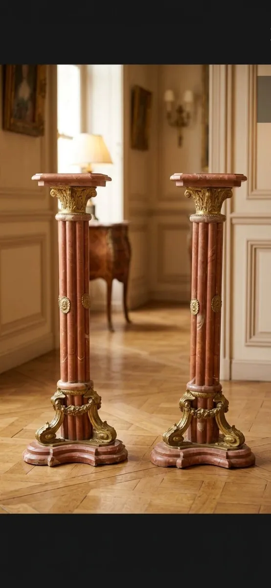A pair of marble and brass pedestals - Image 3