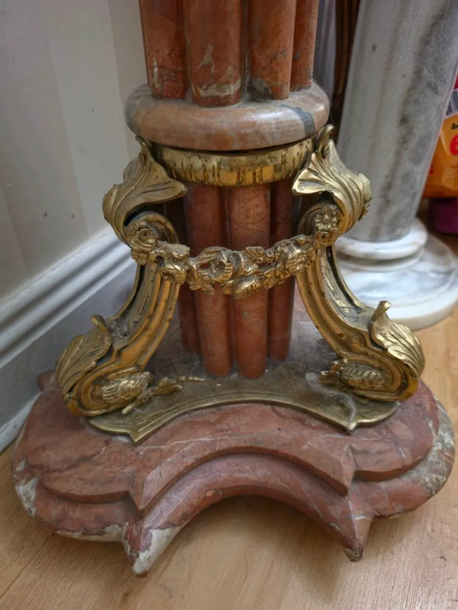A pair of marble and brass pedestals - Image 4