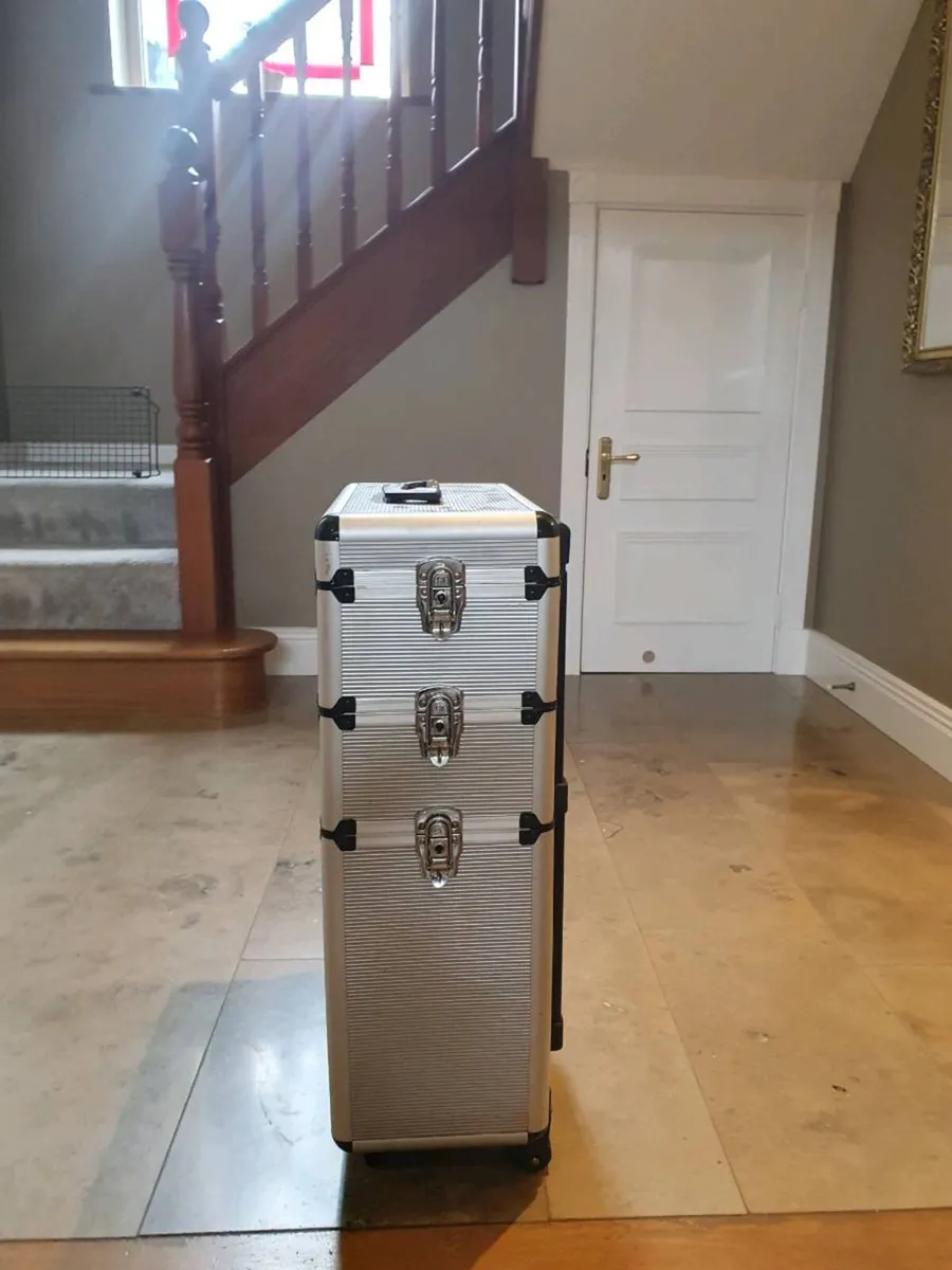 Storage case on wheels - Image 2