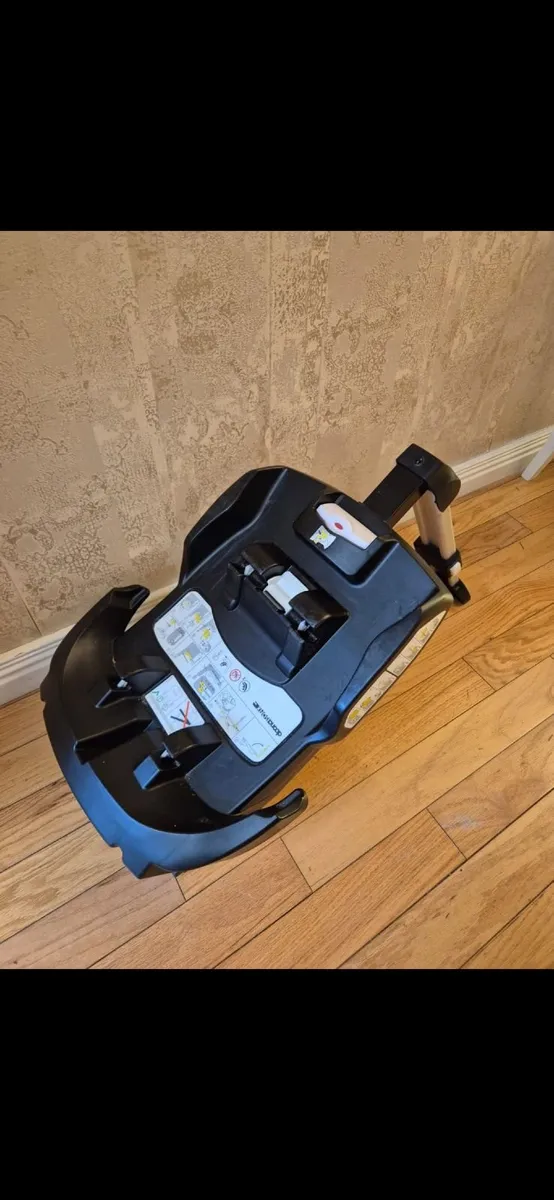 Doona for sale including isofix base - Image 3