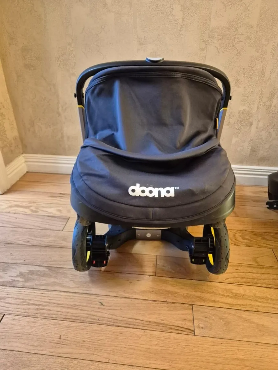 Doona for sale including isofix base - Image 4