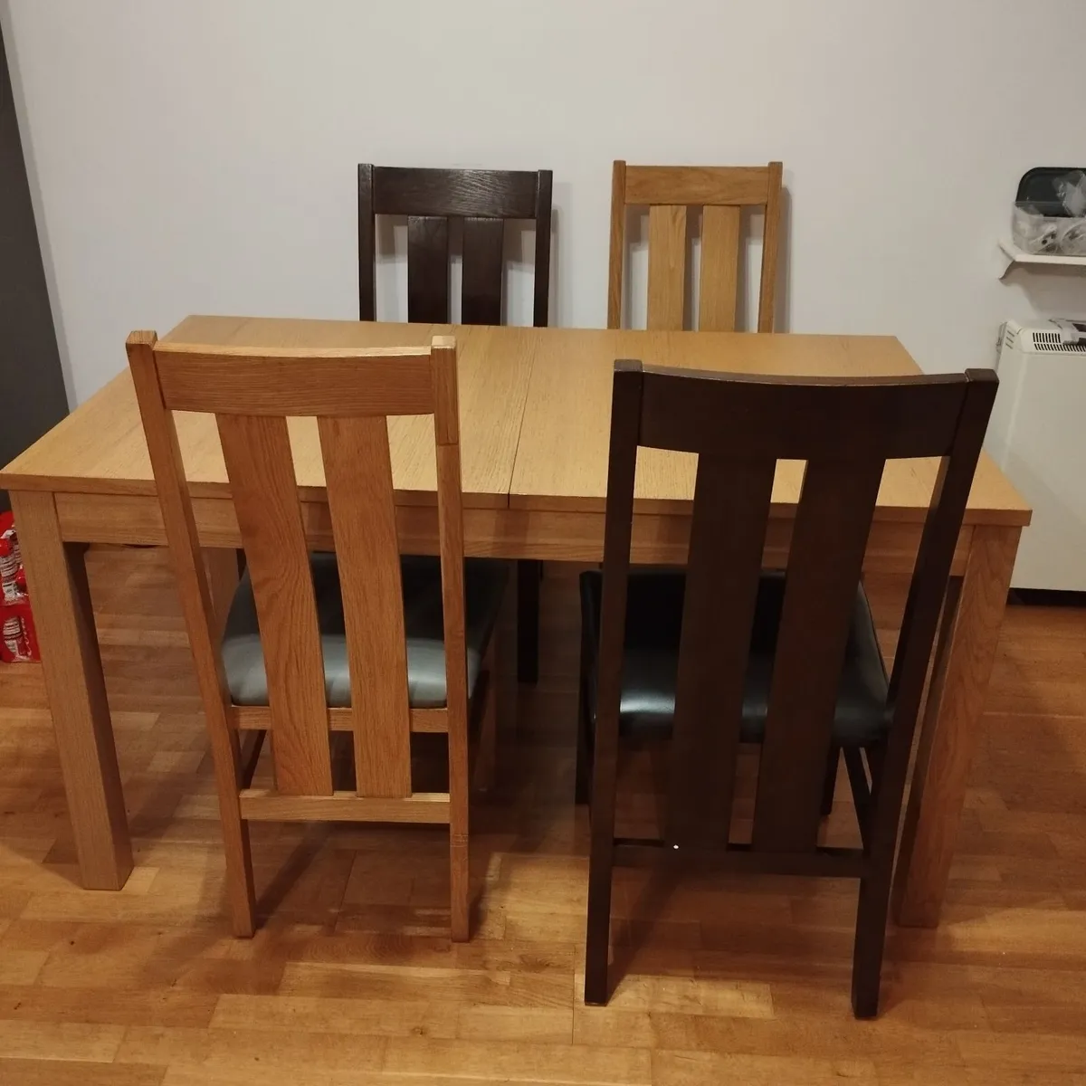 Table and chairs - Image 1