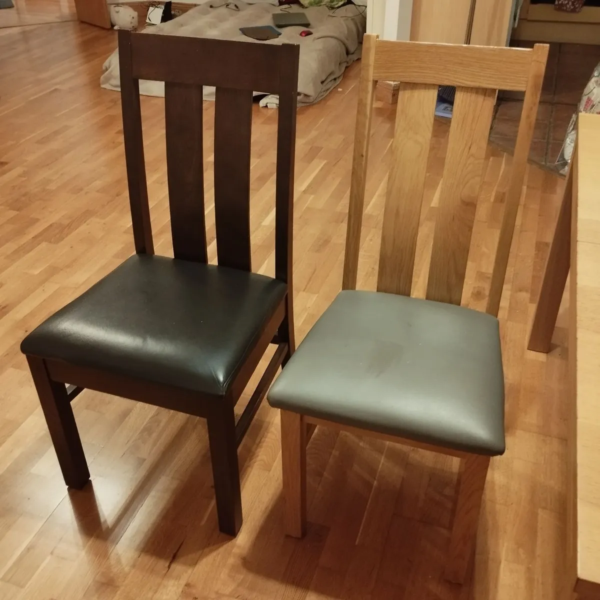 Table and chairs - Image 2