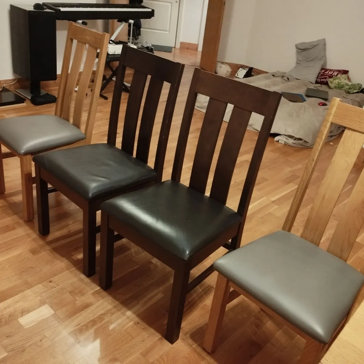 Table and chairs - Image 3