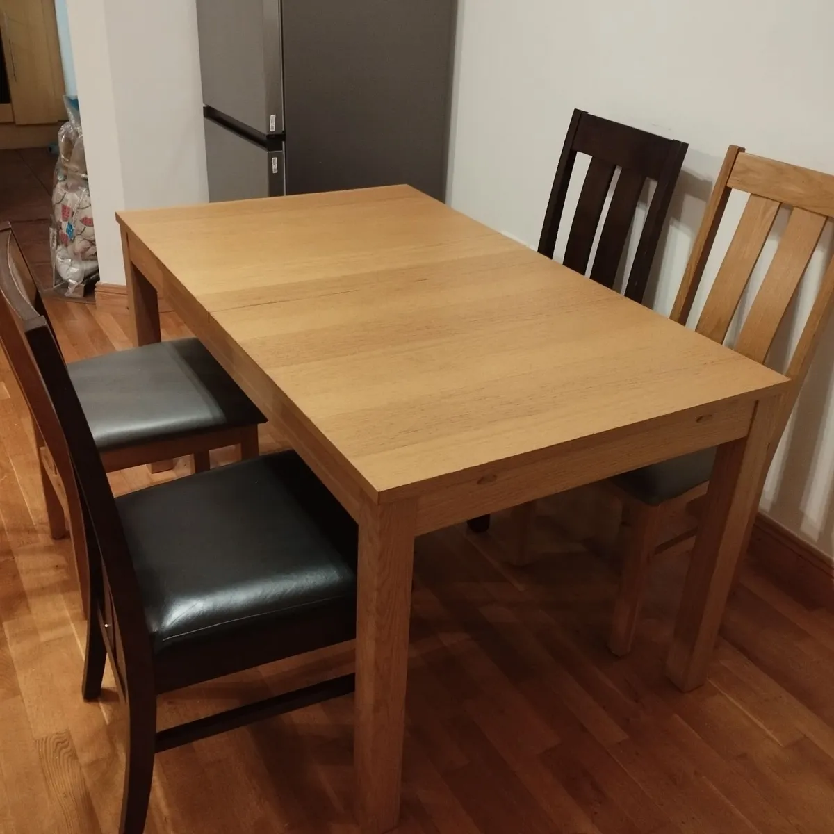 Table and chairs - Image 4