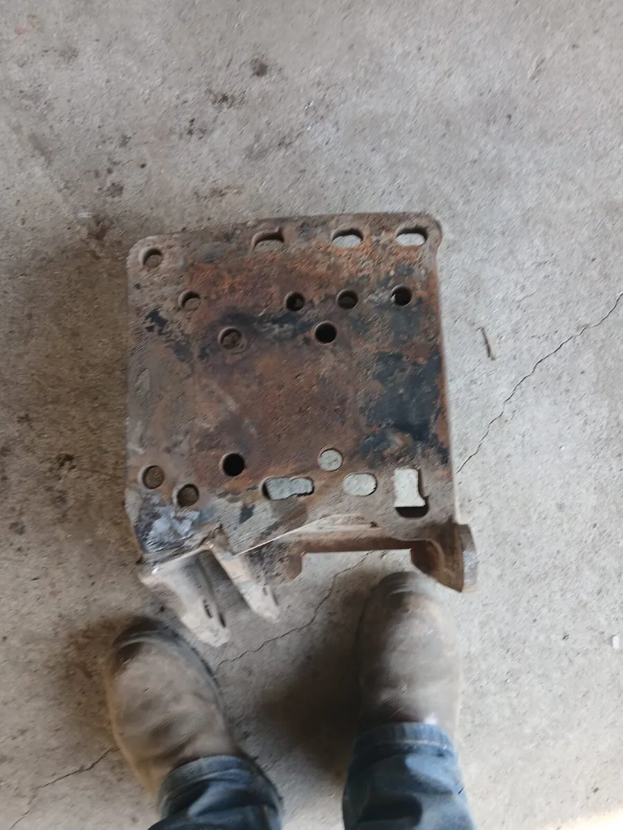 Bonnet protecter & Axel brackets for hedge cutter - Image 3