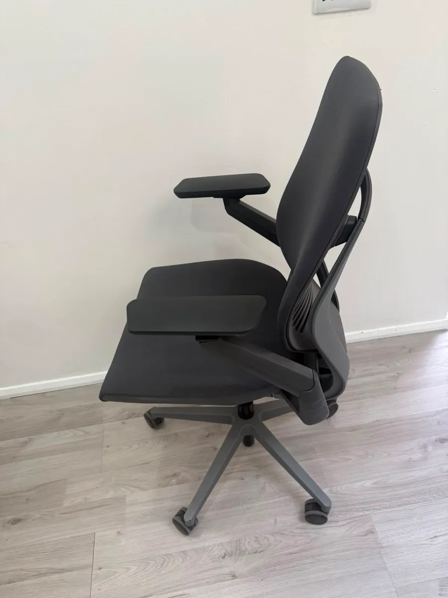 Steelcase gesture Office Chair - Image 4