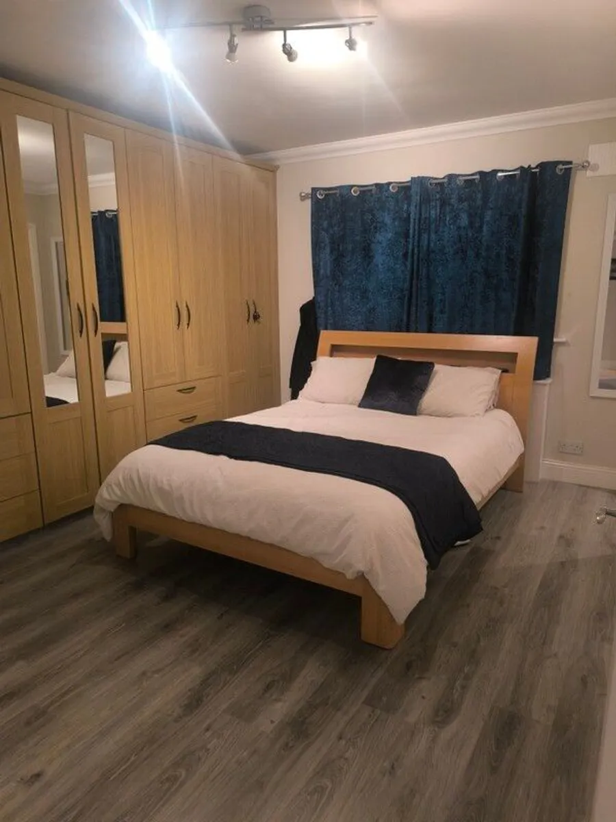 King size bed - Image 1