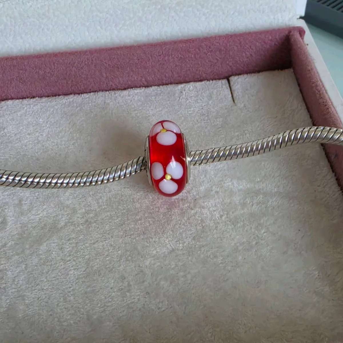 Pandora glass charm with white floral design - Image 1
