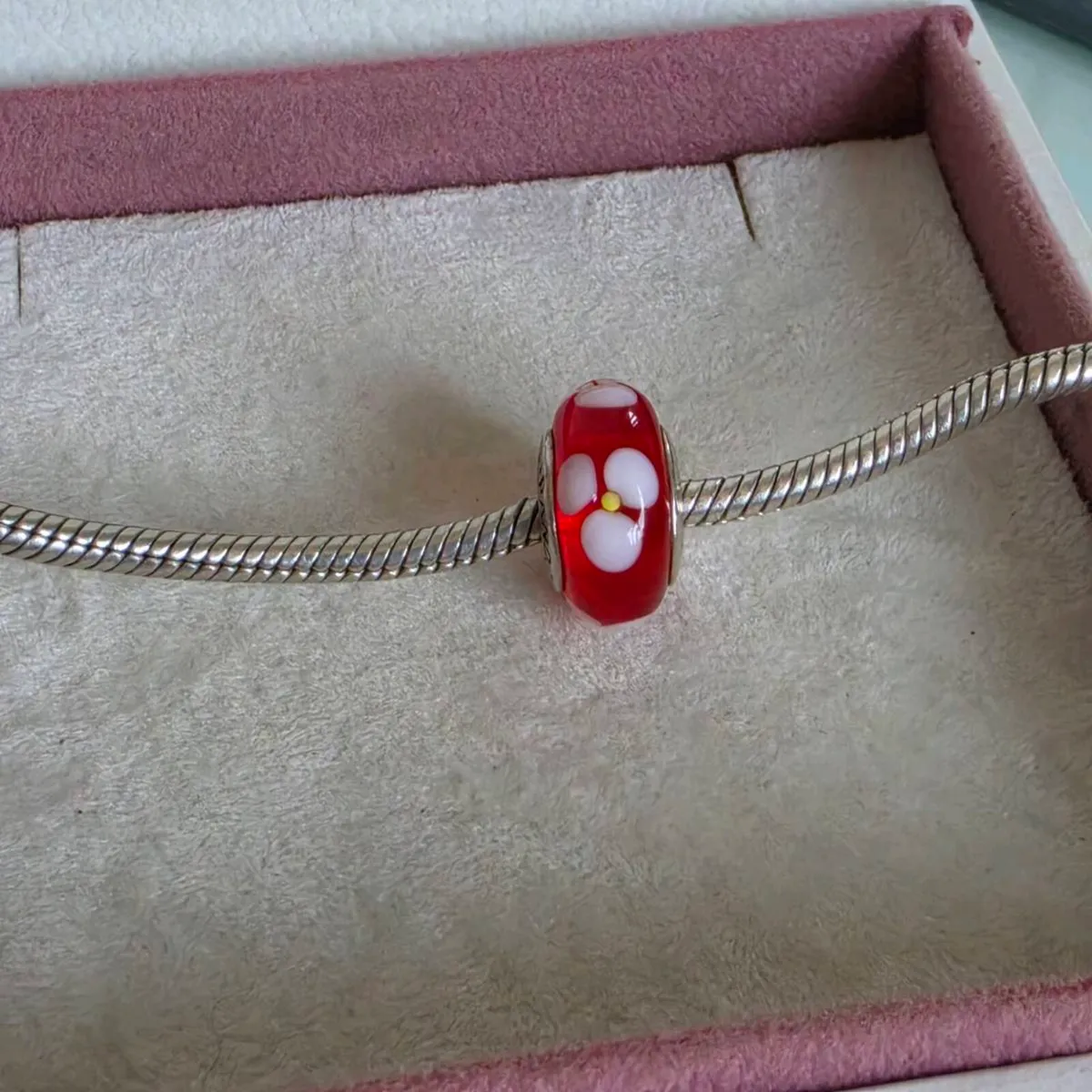 Pandora glass charm with white floral design - Image 3