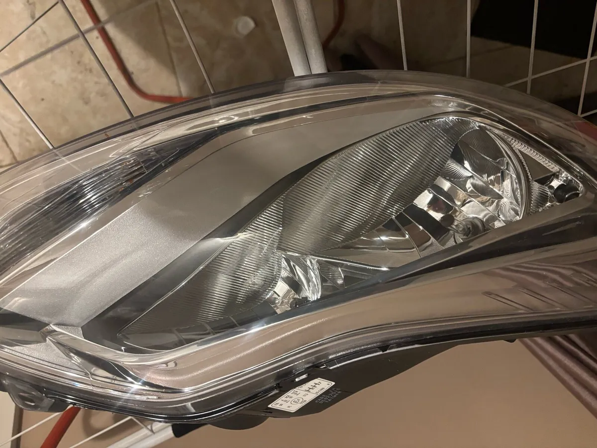 12 Ford Focus Headlight - Image 2