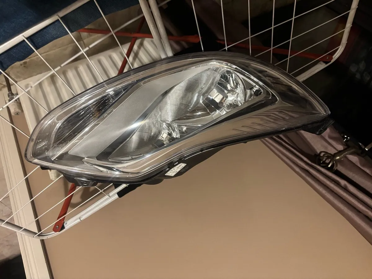 12 Ford Focus Headlight - Image 1