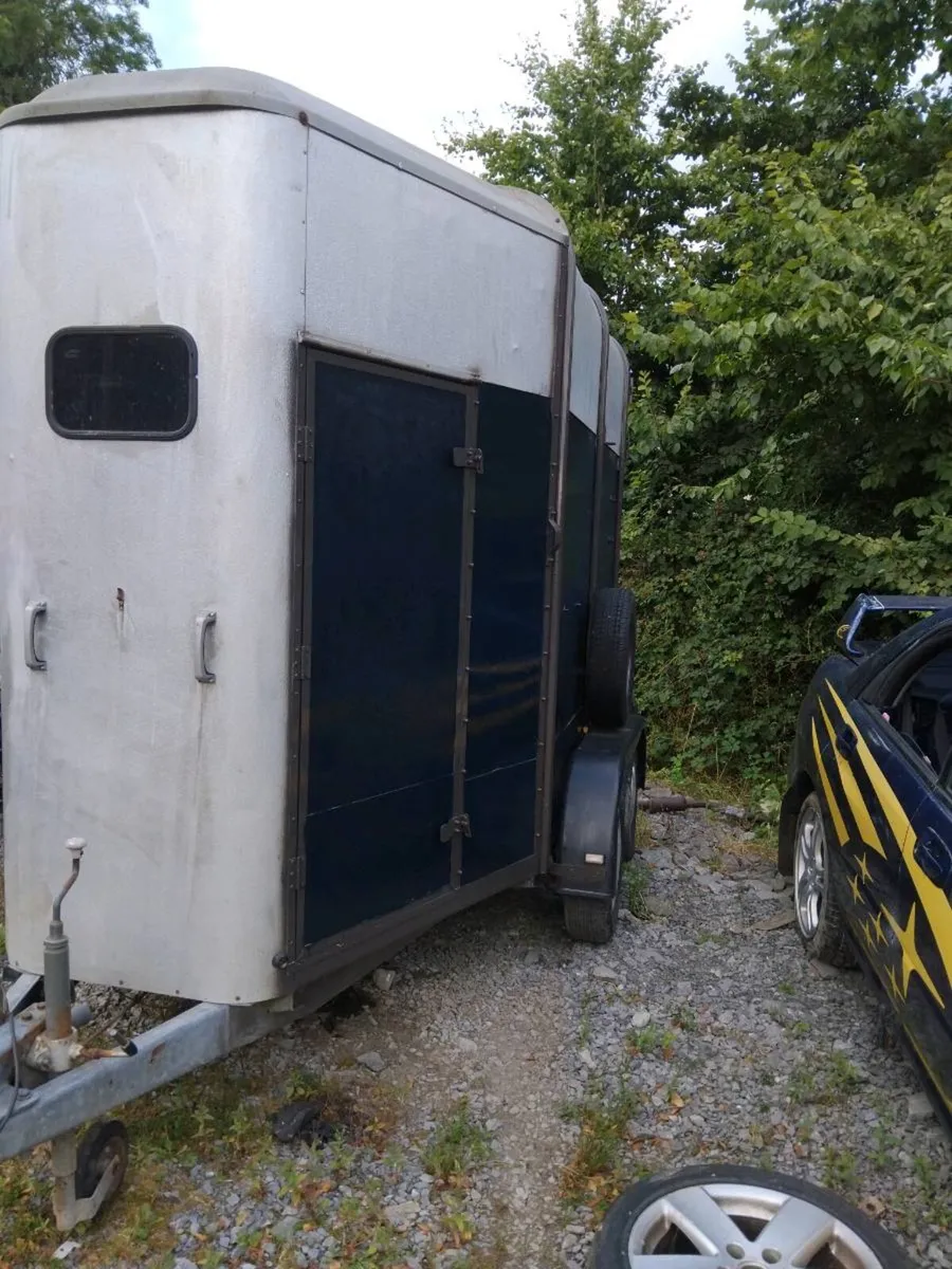 Horse box - Image 1
