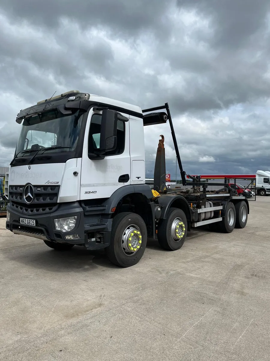2018 Mercedes Arocs 3240 Hookloader - Image 1