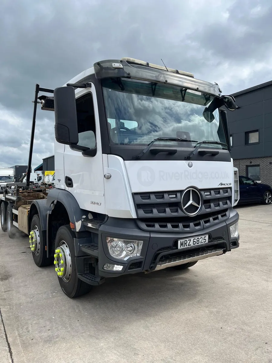 2018 Mercedes Arocs 3240 Hookloader - Image 2