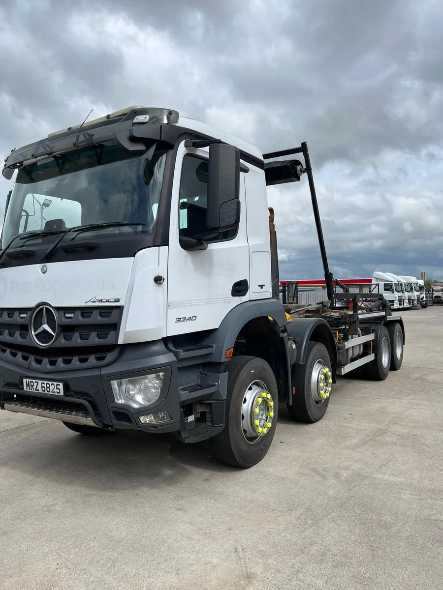 2018 Mercedes Arocs 3240 Hookloader - Image 3