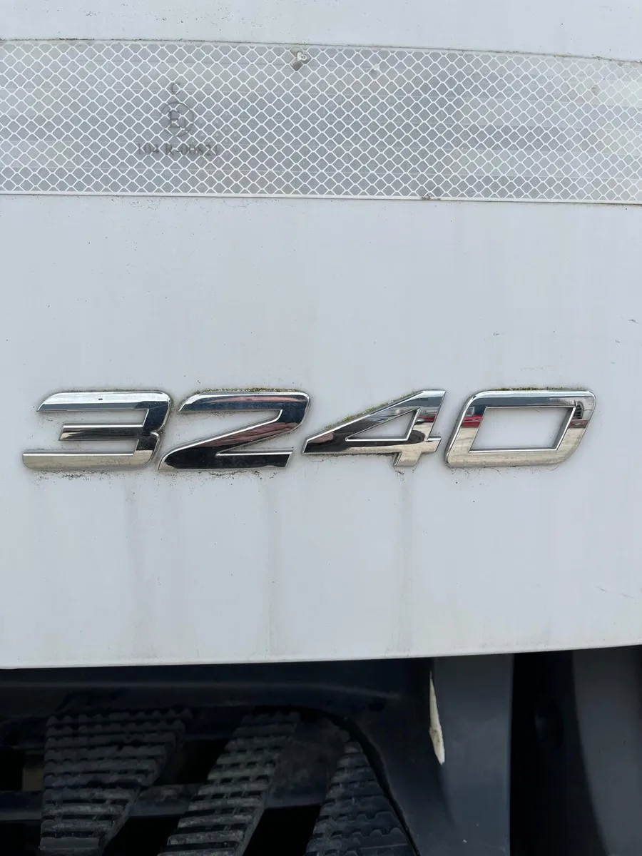 2018 Mercedes Arocs 3240 Hookloader - Image 4
