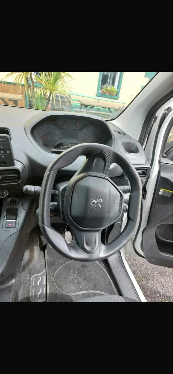 Van - Image 4