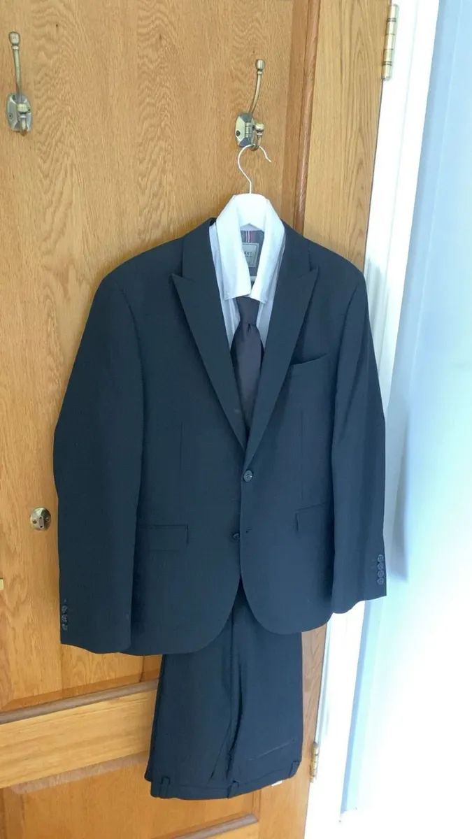 Black suit worn for few hours at funeral - Image 1