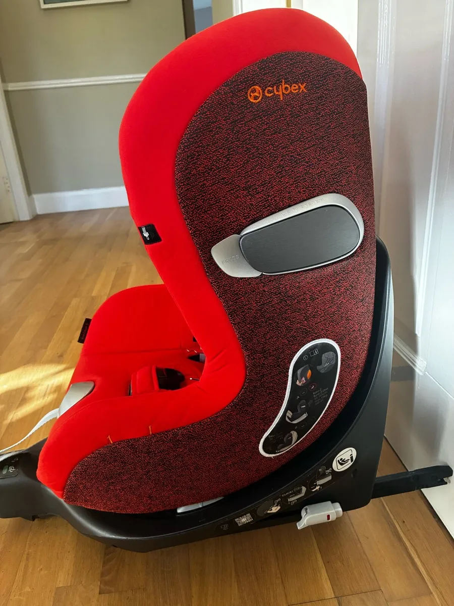 Cybex Sirona I size platinum carseat and isofox - Image 3