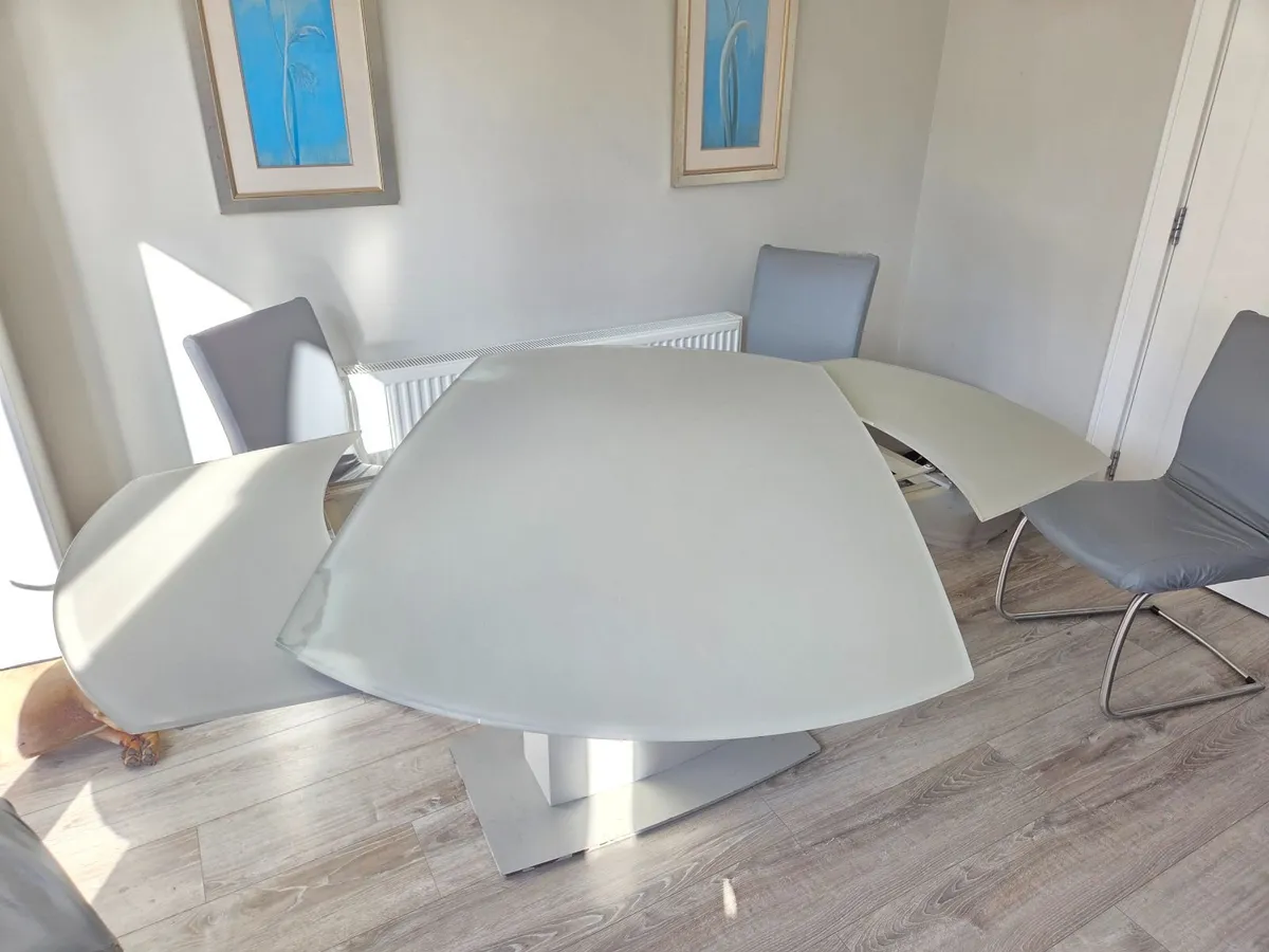 extendable dining table & 6 chairs - Image 2