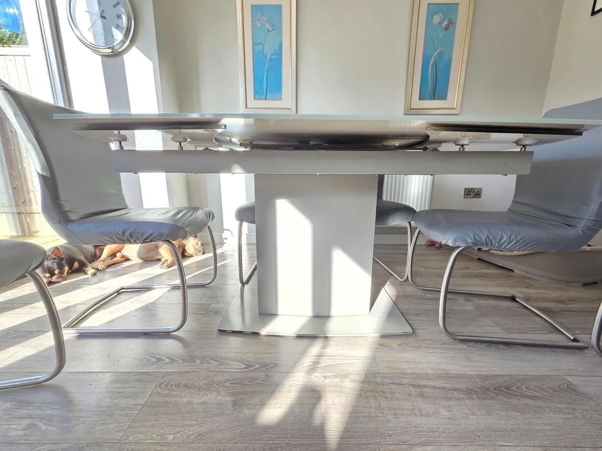 extendable dining table & 6 chairs - Image 3