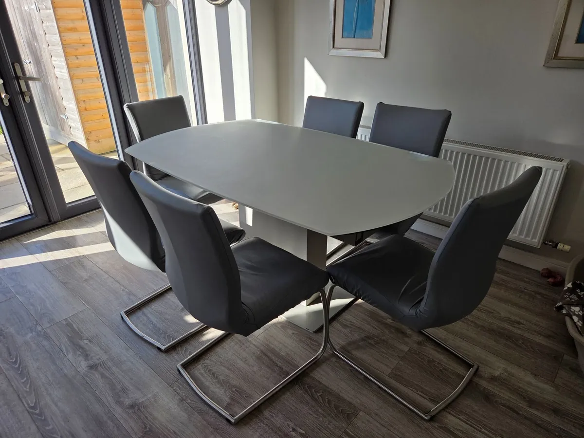 extendable dining table & 6 chairs - Image 1