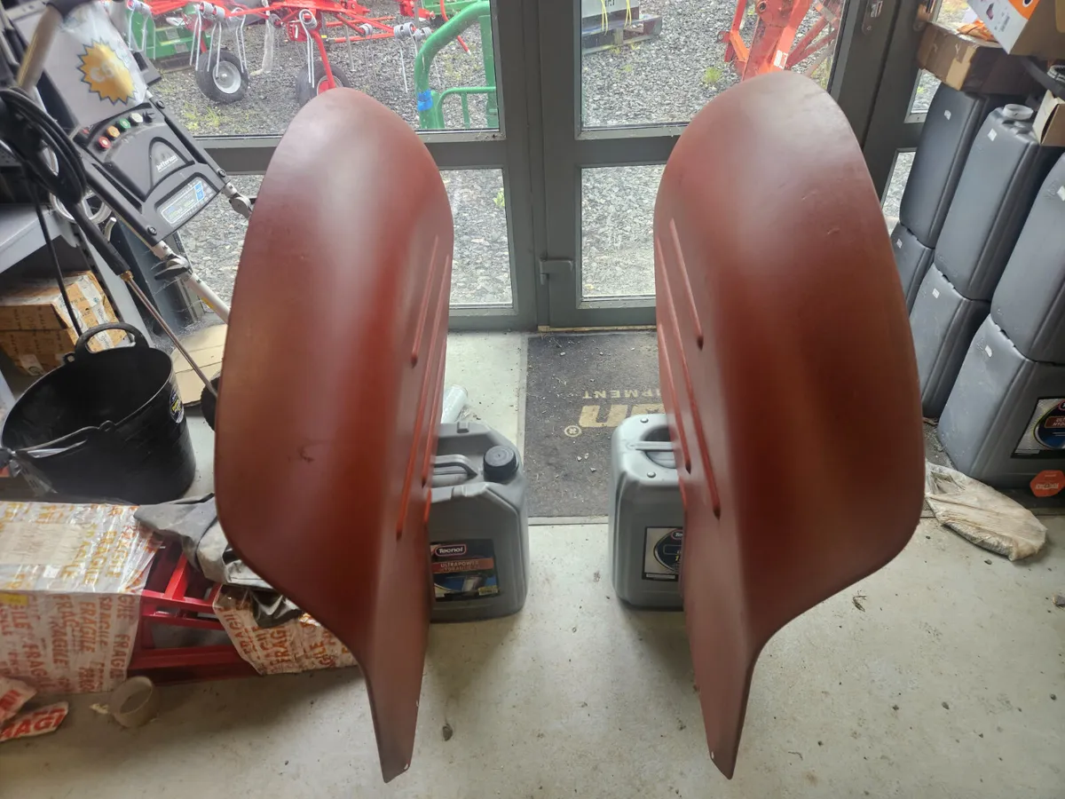 Mudguard 35X 190mm 7" Drop Red c/w Weld Bracket Pa - Image 2