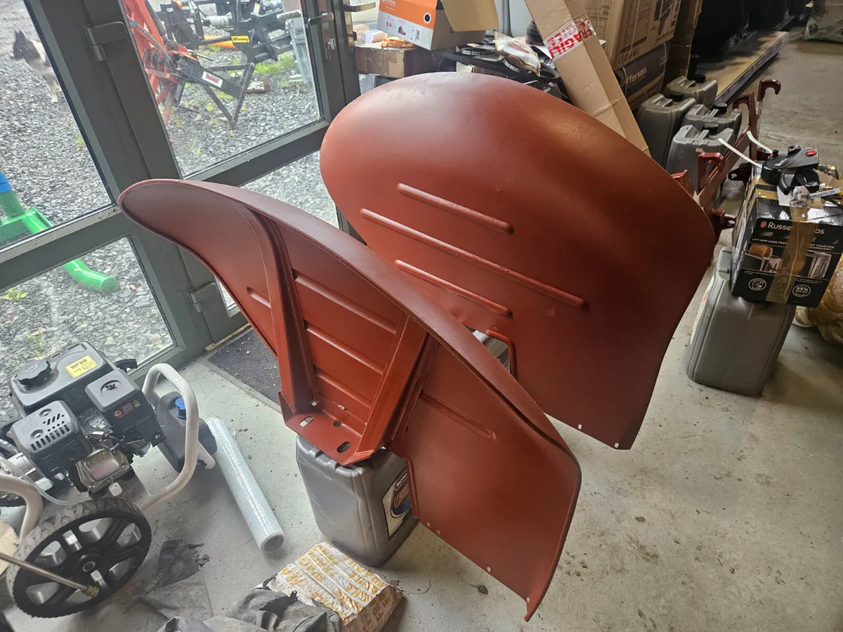 Mudguard 35X 190mm 7" Drop Red c/w Weld Bracket Pa - Image 1