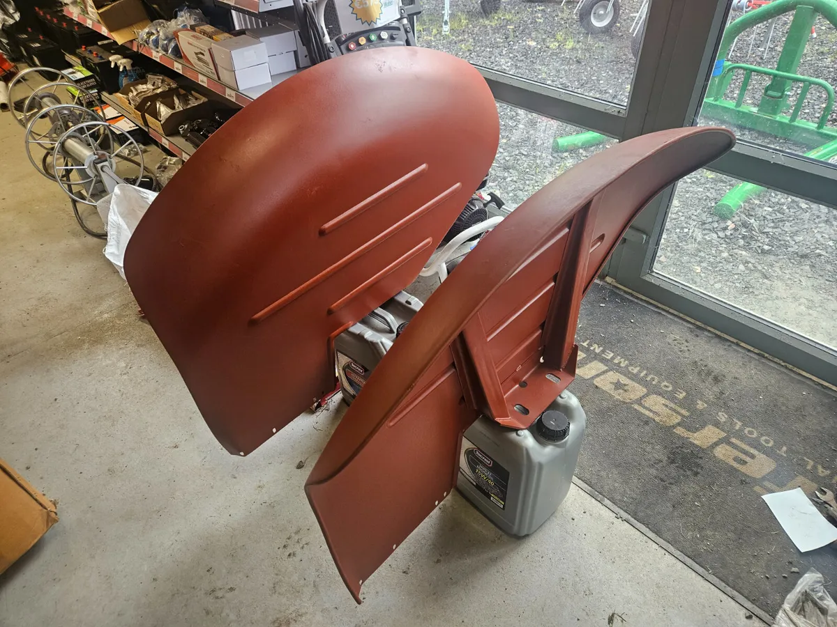 Mudguard 35X 190mm 7" Drop Red c/w Weld Bracket Pa - Image 3