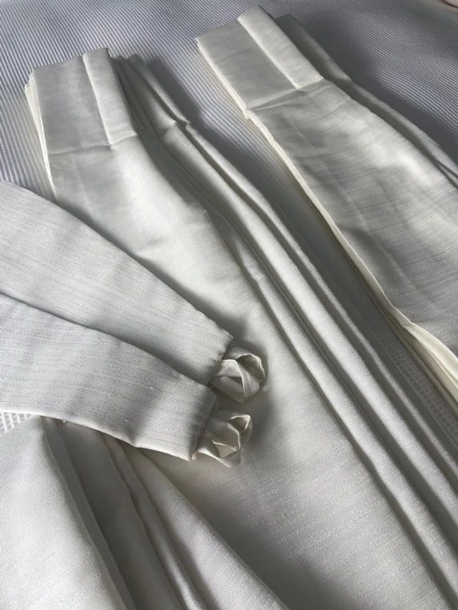 Curtains - Image 2