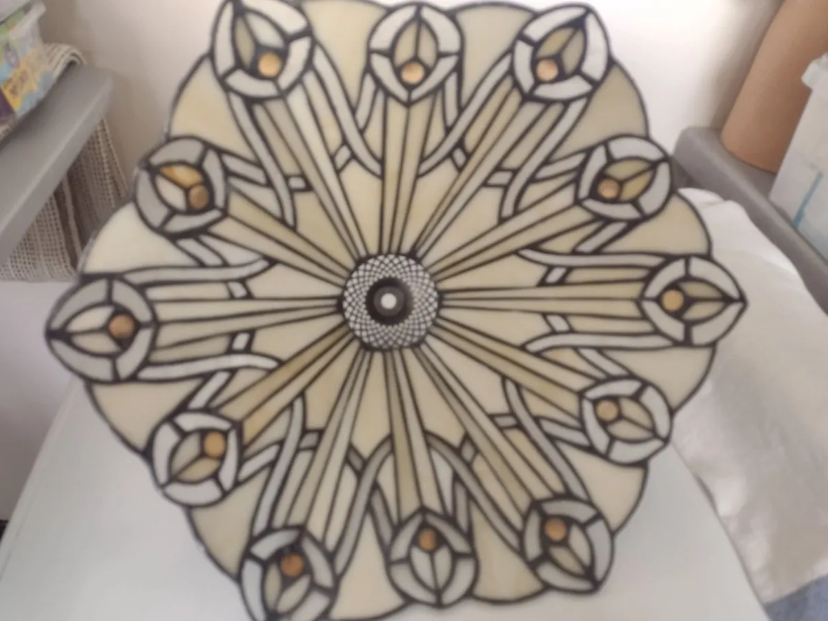 Beautiful Tiffany lamp shade - Image 3