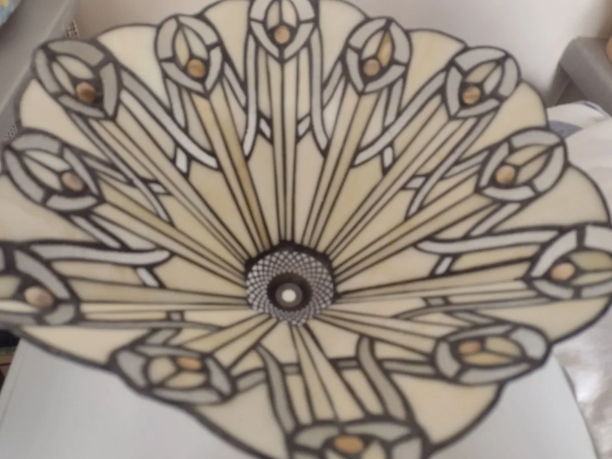 Beautiful Tiffany lamp shade - Image 4