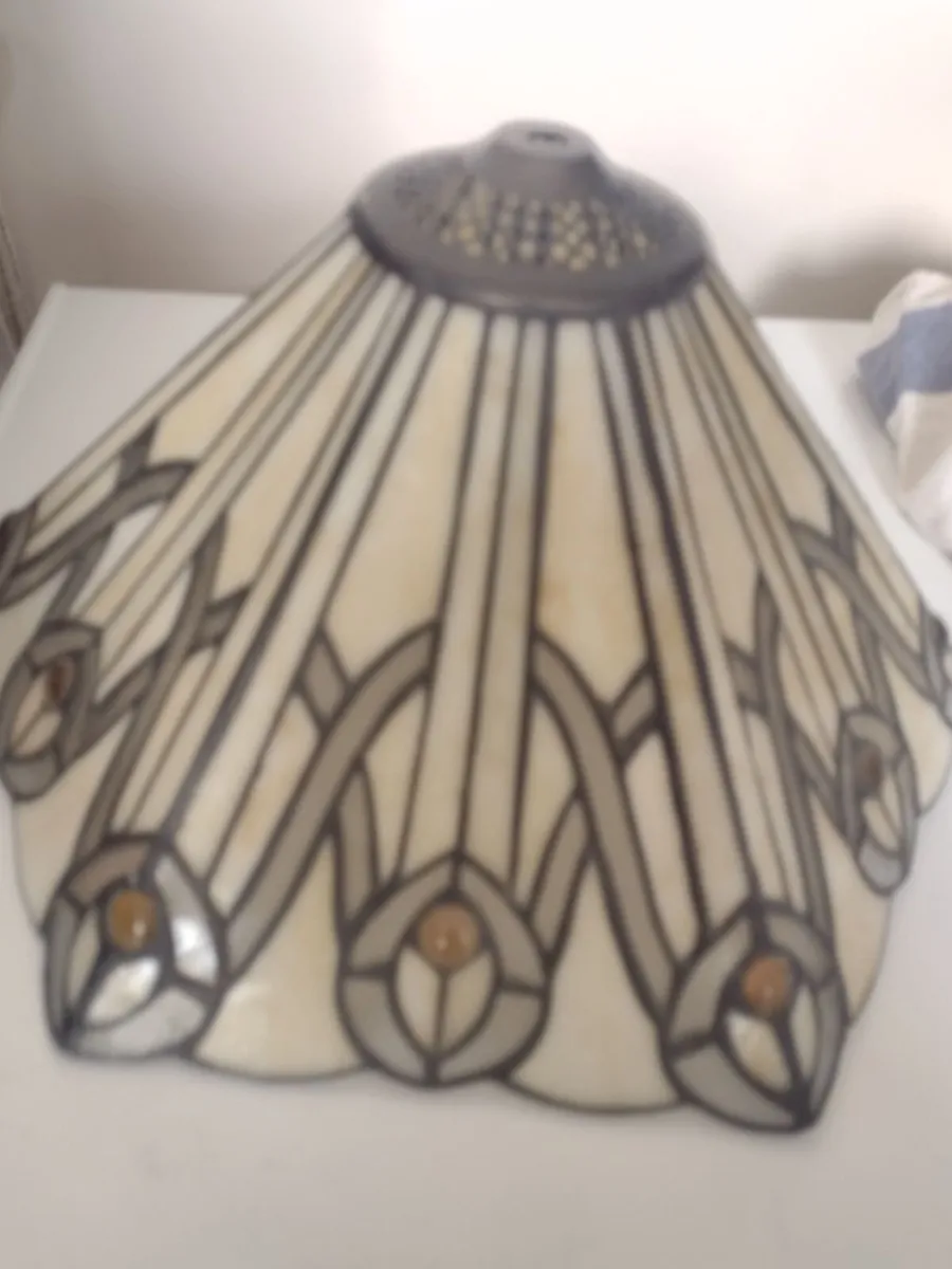 Beautiful Tiffany lamp shade - Image 2