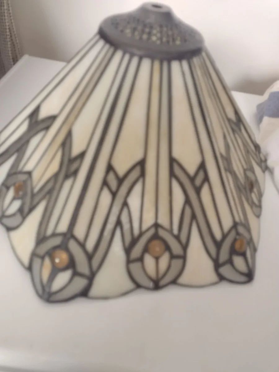 Beautiful Tiffany lamp shade - Image 1