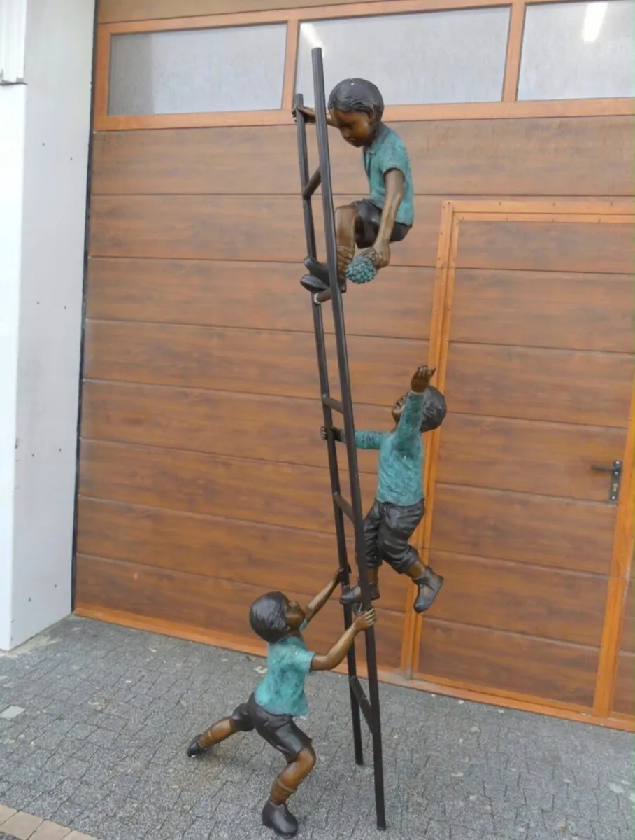 Bronze 3 kids on ladder xxl