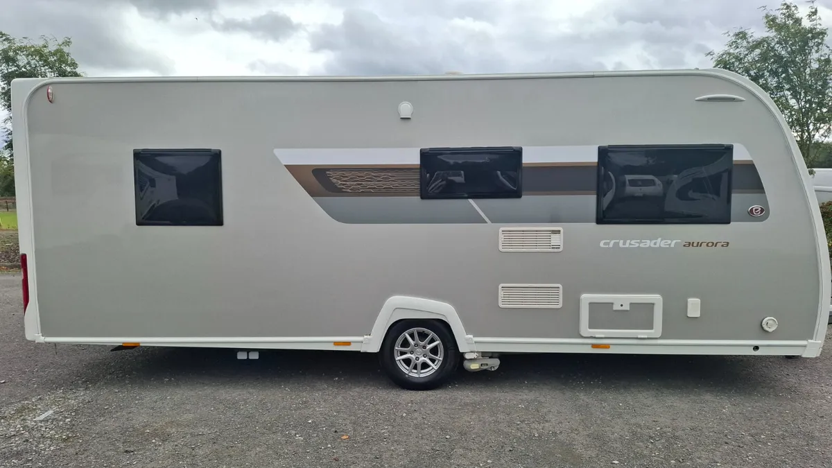 Elddis Crusader Aurora End Bedroom Island Bed - Image 3