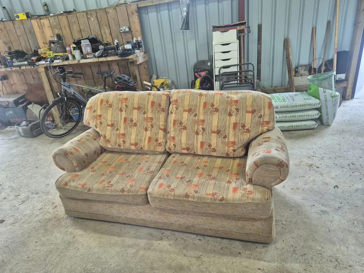 2 seater couch and 2 armchairs - Image 1