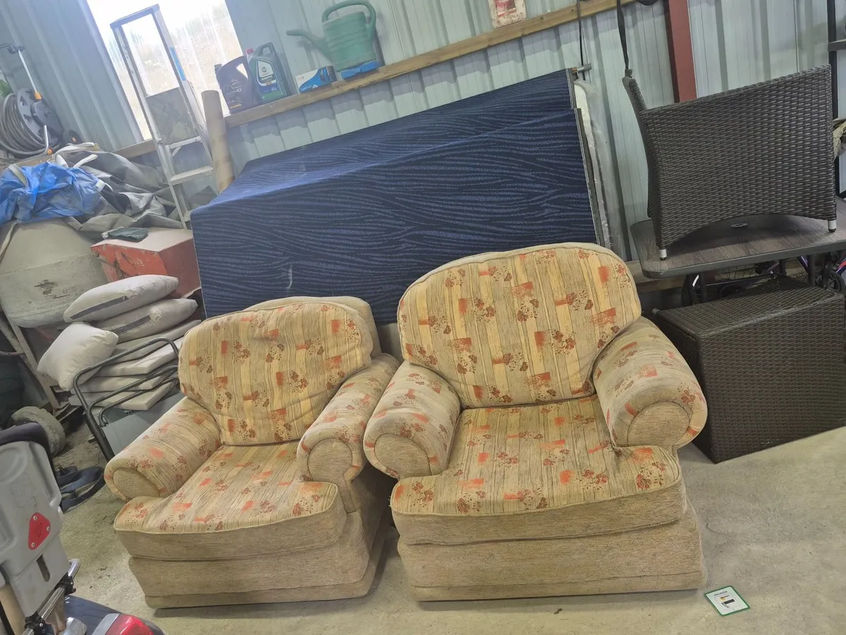 2 seater couch and 2 armchairs - Image 2