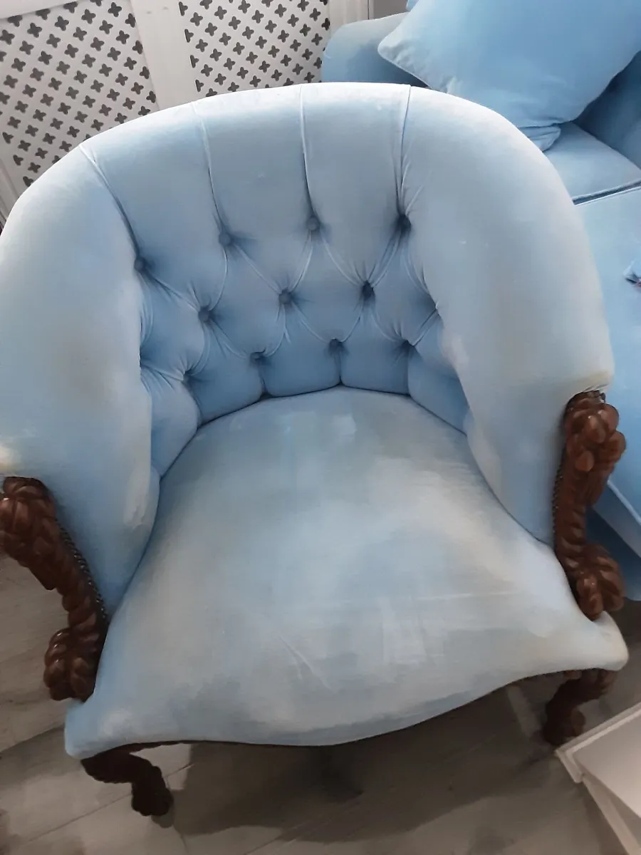 Blue velvet buttoned armchairs with twisted wooden - Image 2