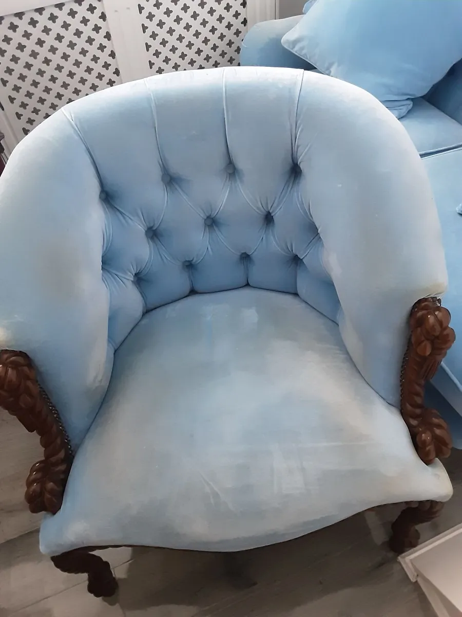 Blue velvet buttoned armchairs with twisted wooden - Image 3