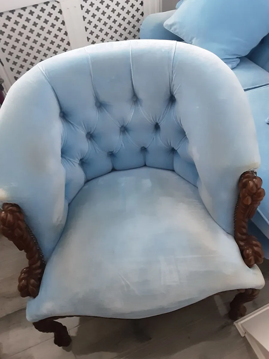 Blue velvet buttoned armchairs with twisted wooden - Image 4