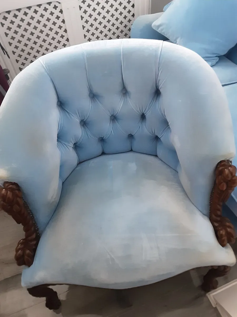 Blue velvet buttoned armchairs with twisted wooden - Image 1