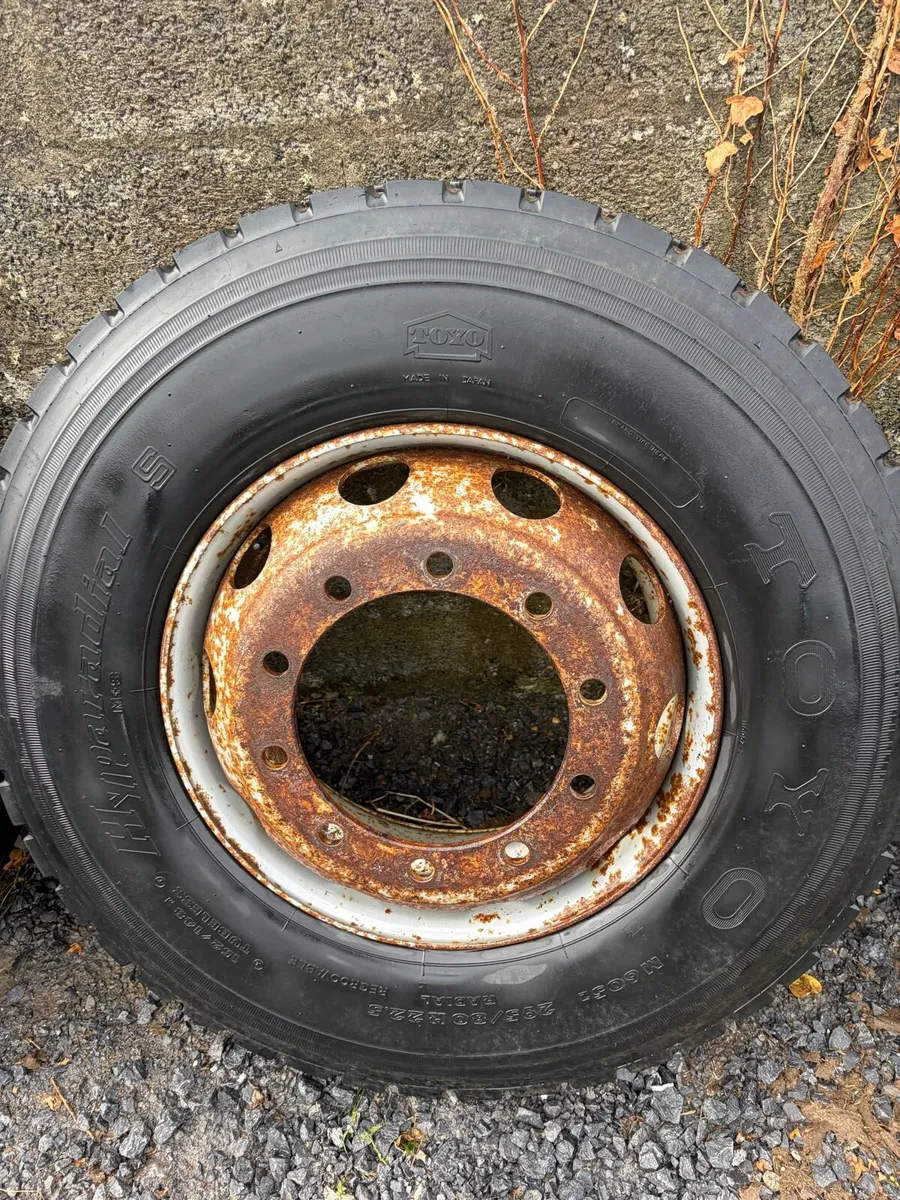 10 stud wheels. - Image 1