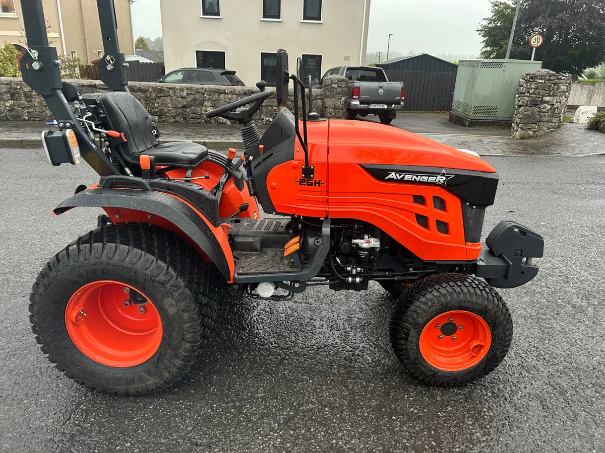 New Avenger 26 HST Compact Tractor - Image 2