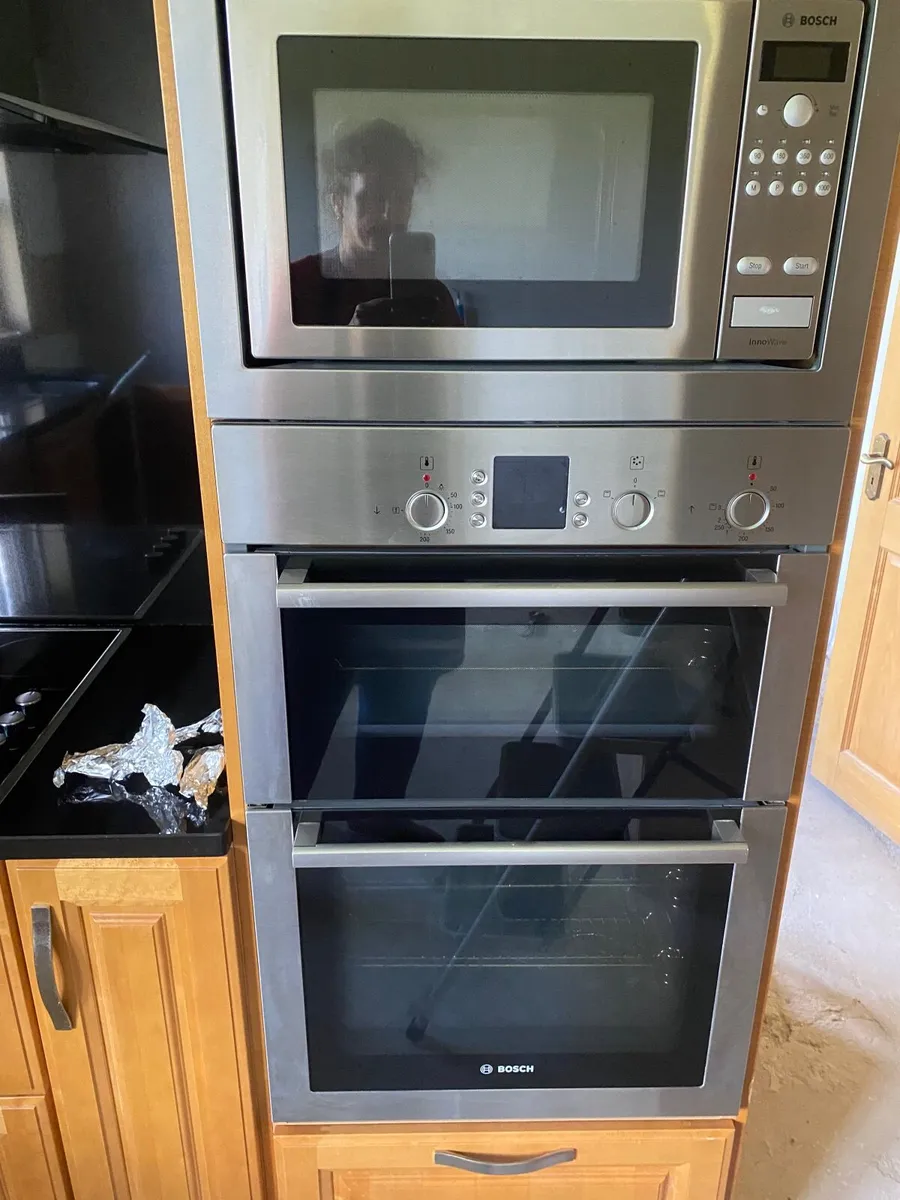 Integrated oven/hob and microwave - Image 1