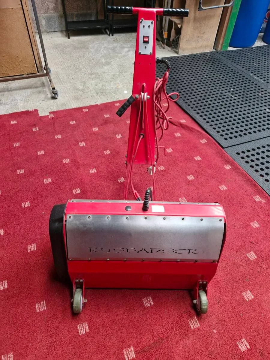 Carpet cleaning machine - Image 1