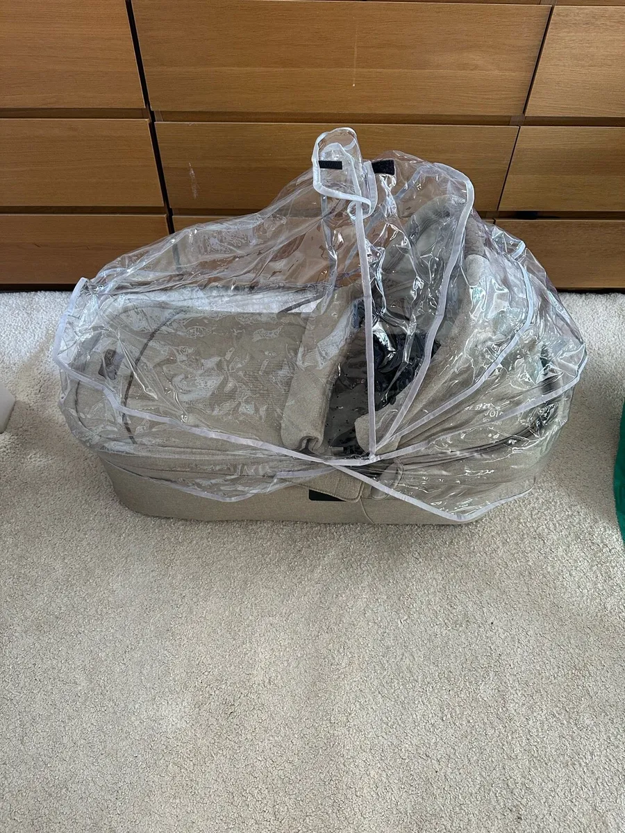 Joie carry cot - Image 2