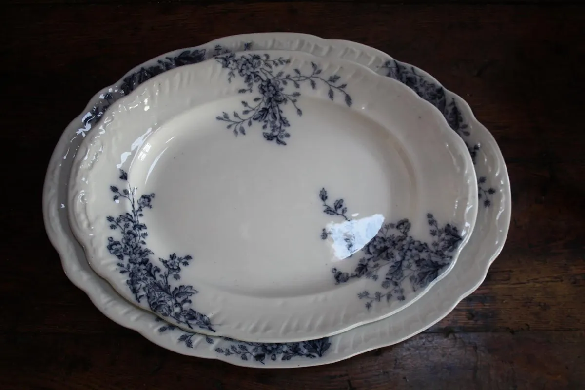 Two matching Antique Platters - Image 1