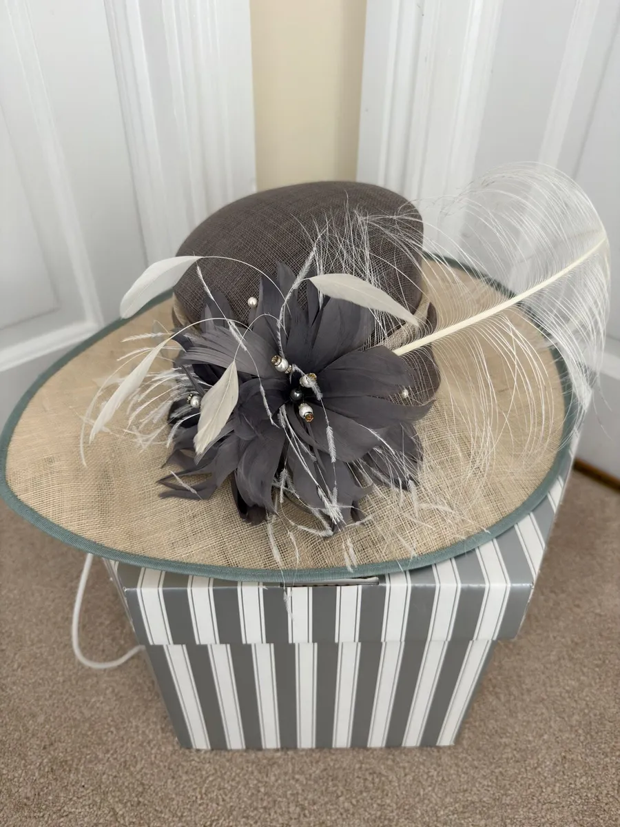 Hat Styled Fascinator - Image 1